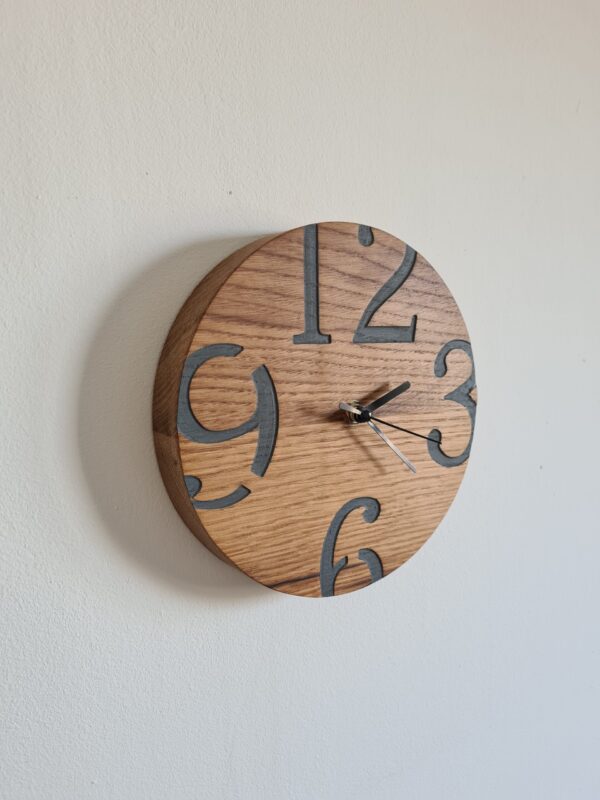 sat s velikim dekorativnim brojevima