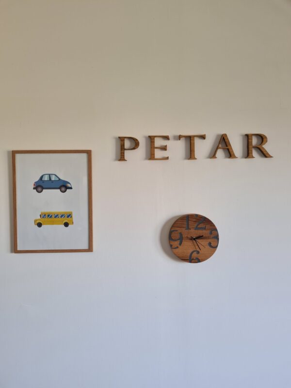 Sat s velikim dekorativnim brojevima