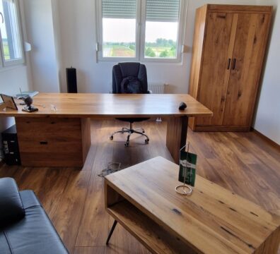 Poslovni prostor uređen namještajem po mjeri